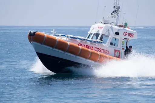 Migranti intercettati al largo Locride,erano su barca a vela