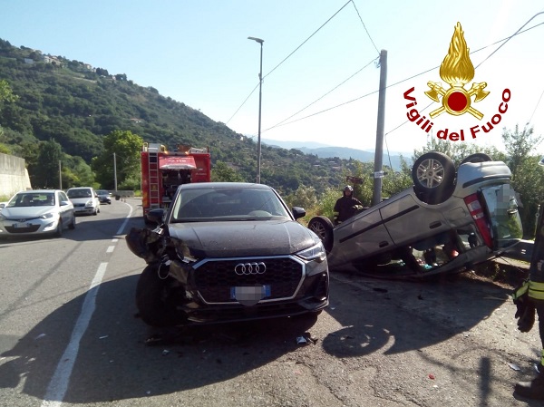 Catanzaro. Incidente stradale, zona Janò, scontro tra 2 auto intervento dei Vvf, un ferito