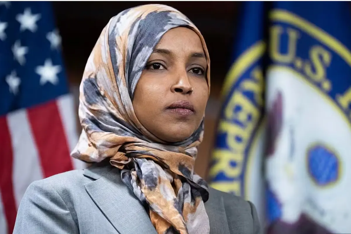 Perquisizione a casa di Ilhan Omar: indagine su cittadinanza e accuse di vendetta politica