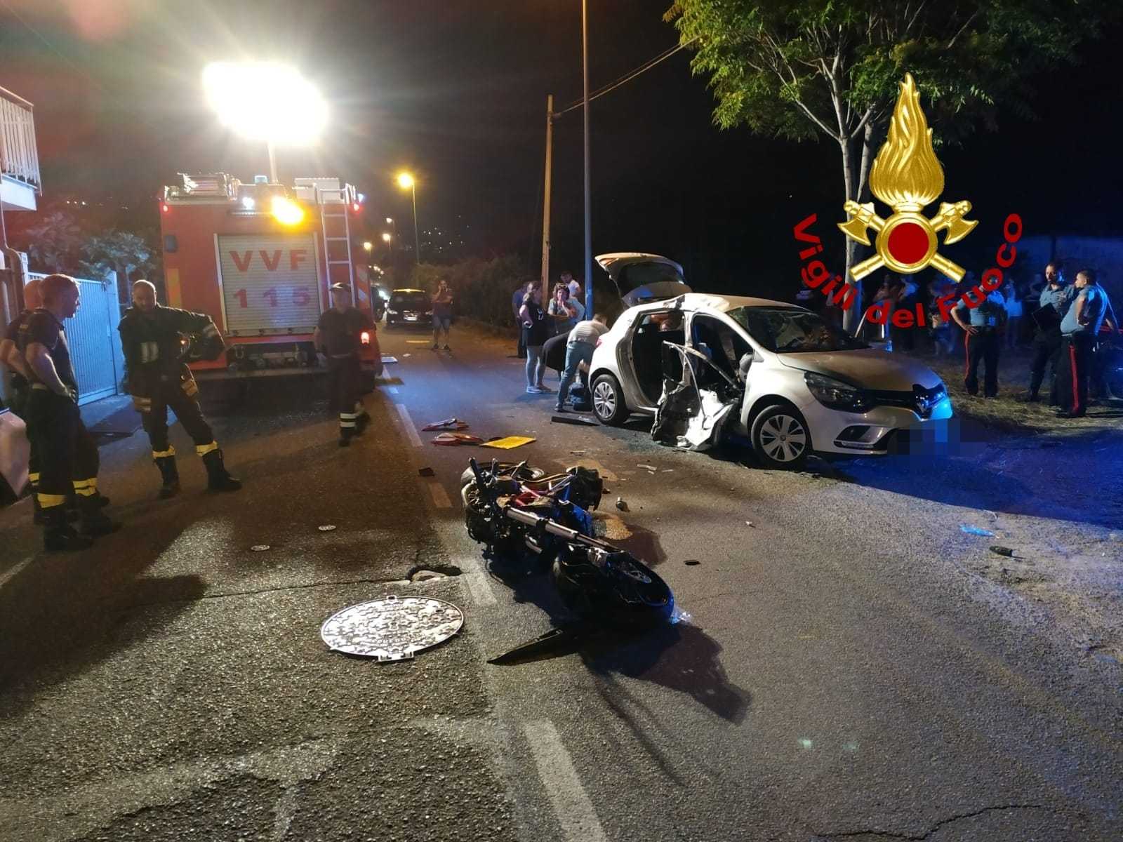 Lamezia T. Incidente Stradale. Scontro tra auto e moto i Vvf estraggono 3 giovani dalle Lamiere