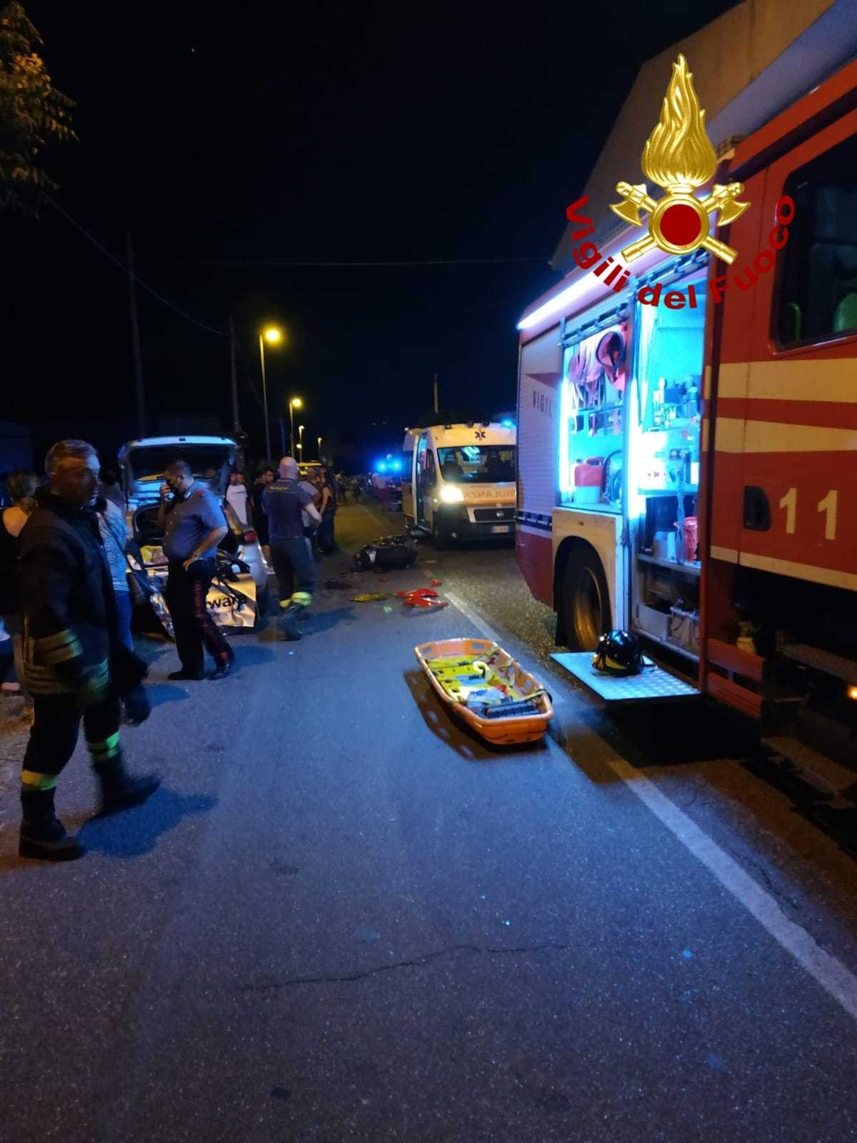 Lamezia T. Incidente Stradale. Scontro tra auto e moto i Vvf estraggono 3 giovani dalle Lamiere