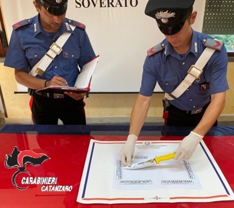 Soverato. Tenta estorsione armato di coltello, arrestato dai Cc