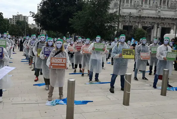 Infermieri in piazza a Milano, vogliamo rispetto