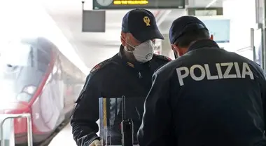 Coronavirus: congiunto di positiva a Covid fatto scendere da treno. E' accaduto a Napoli