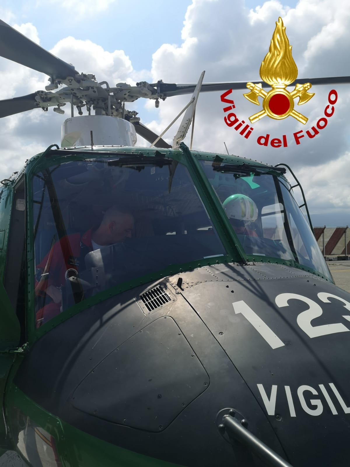 Reparto volo VVF di Lamezia Terme (CZ) e l’elicottero AB412, denominato “Drago VF123”