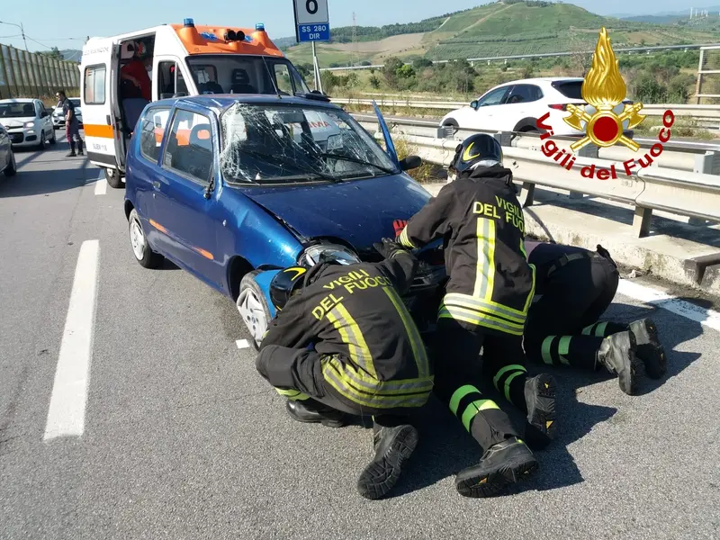 Incidente stradale: SS280 dir. Catanzaro, un ferito, intervento dei VVF e Suem 118