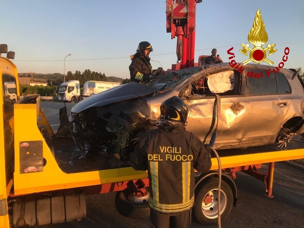 Incidente Stradale, SS106 località Simeri Crichi i Vvf estraggono dalle Lamiere 2 passeggeri