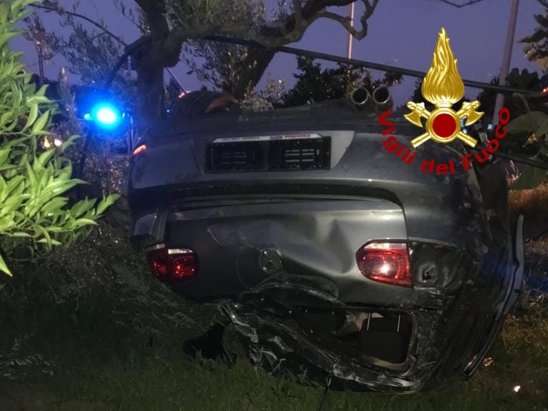 Incidente Stradale, SS106 località Simeri Crichi i Vvf estraggono dalle Lamiere 2 passeggeri