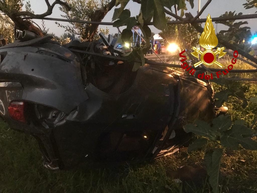 Incidente Stradale, SS106 località Simeri Crichi i Vvf estraggono dalle Lamiere 2 passeggeri