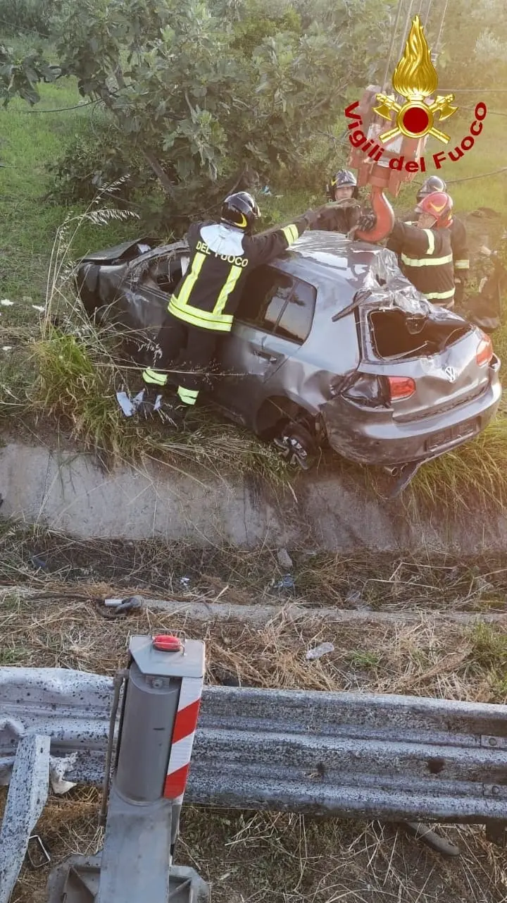 Incidente Stradale, SS106 località Simeri Crichi i Vvf estraggono dalle Lamiere 2 passeggeri