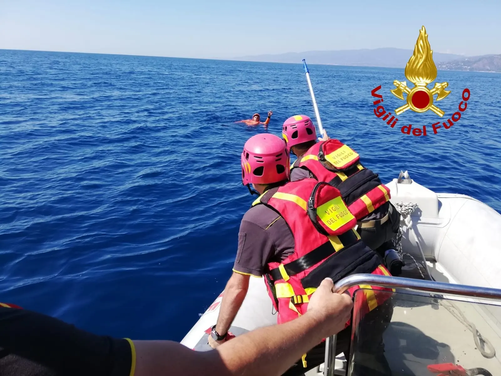 Catanzaro, Vvf esercitazione in acqua su tecniche di soccorso. Personale specializzato in PWC. Video