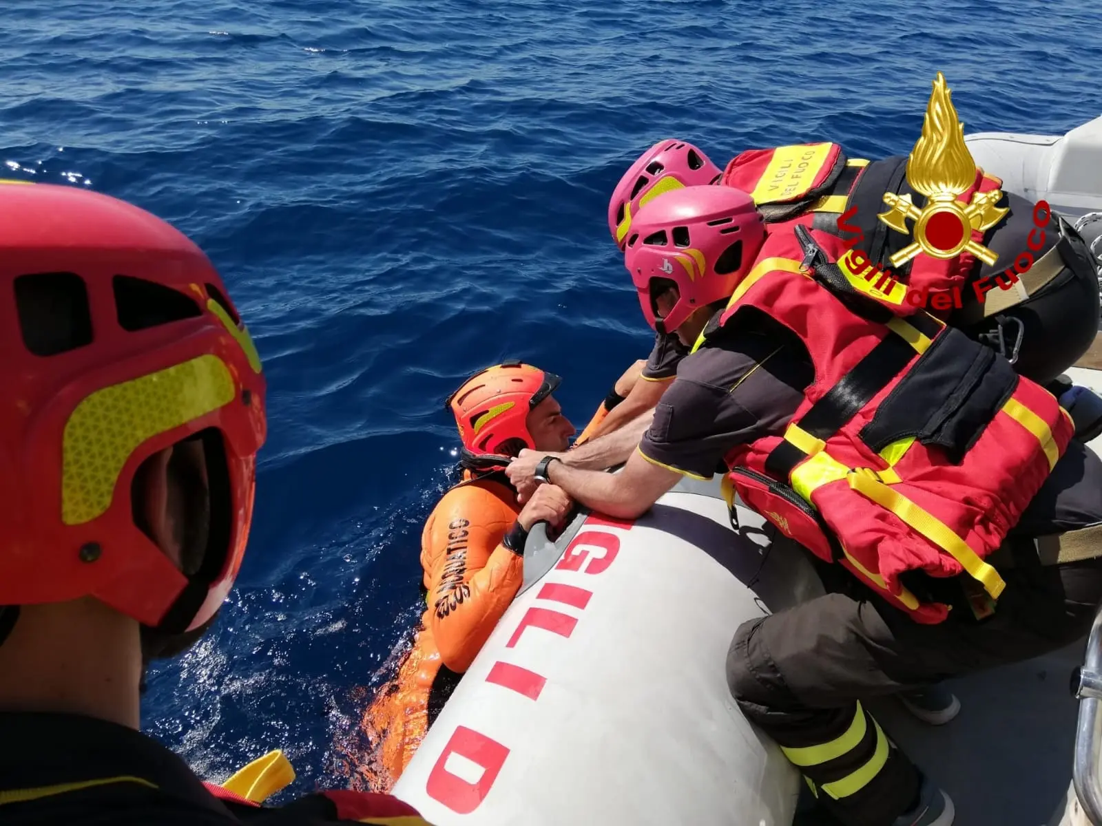 Catanzaro, Vvf esercitazione in acqua su tecniche di soccorso. Personale specializzato in PWC. Video