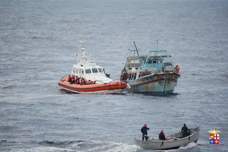 Migranti: sbarco a Roccella, emersi 28 positivi al Covid