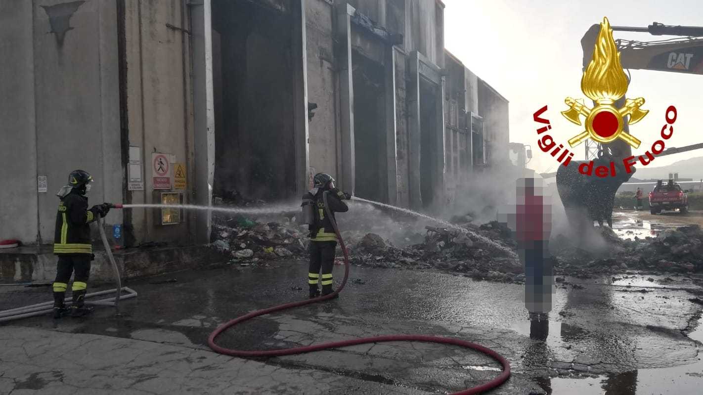 I Vvf impegnati in un vasto incendio nella zona  industriale ExSir