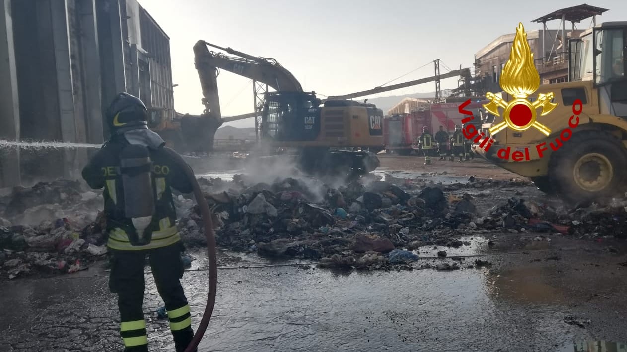 I Vvf impegnati in un vasto incendio nella zona  industriale ExSir