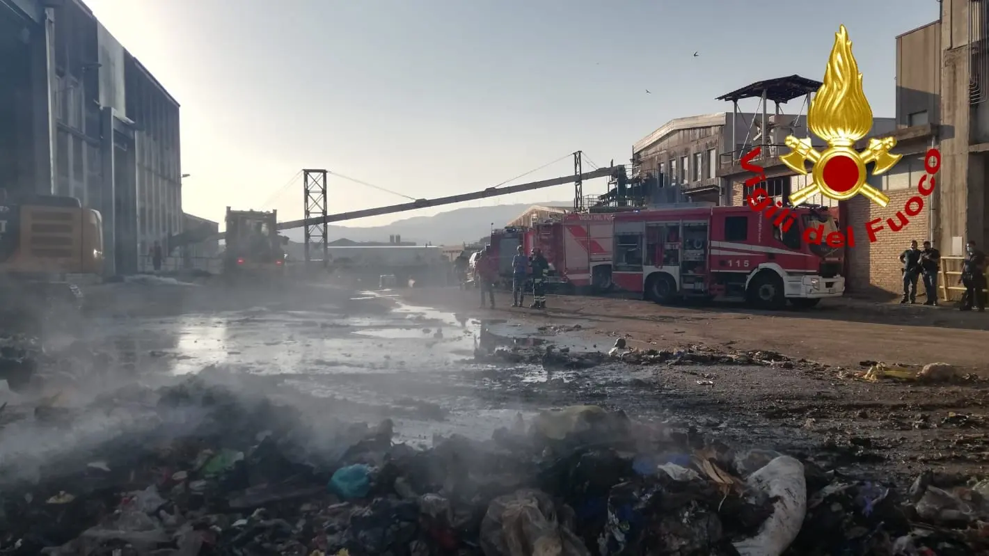 I Vvf impegnati in un vasto incendio nella zona  industriale ExSir