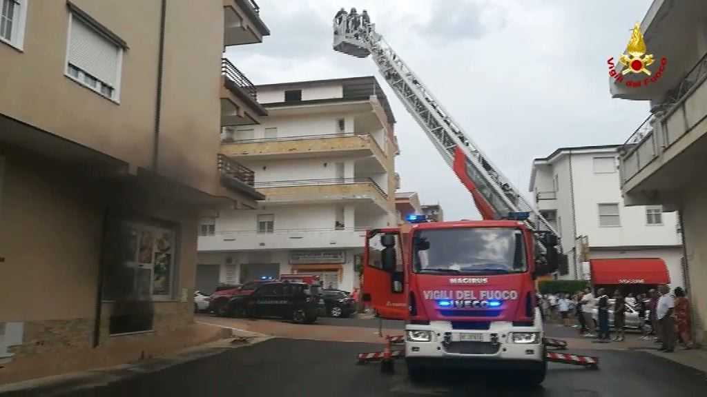 Crotone. Incendio rimessa auto i Vvf evitano il peggio (Video)