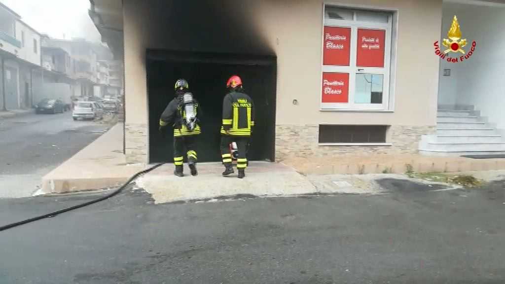 Crotone. Incendio rimessa auto i Vvf evitano il peggio (Video)