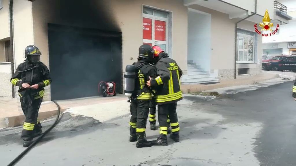 Crotone. Incendio rimessa auto i Vvf evitano il peggio (Video)