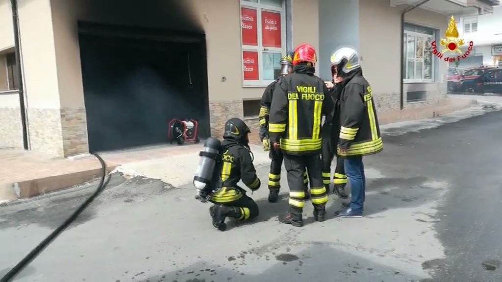 Crotone. Incendio rimessa auto i Vvf evitano il peggio (Video)