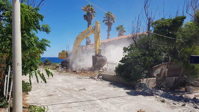 'Ndrangheta: iniziata demolizione ville abusive Grande Aracri
