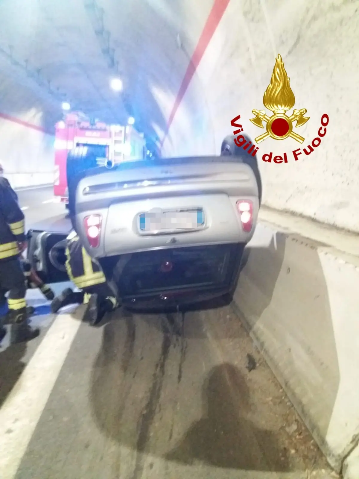 Incidente stradale. SS106 auto impatta contro il guardrail e si ribalta intervento dei Vvf