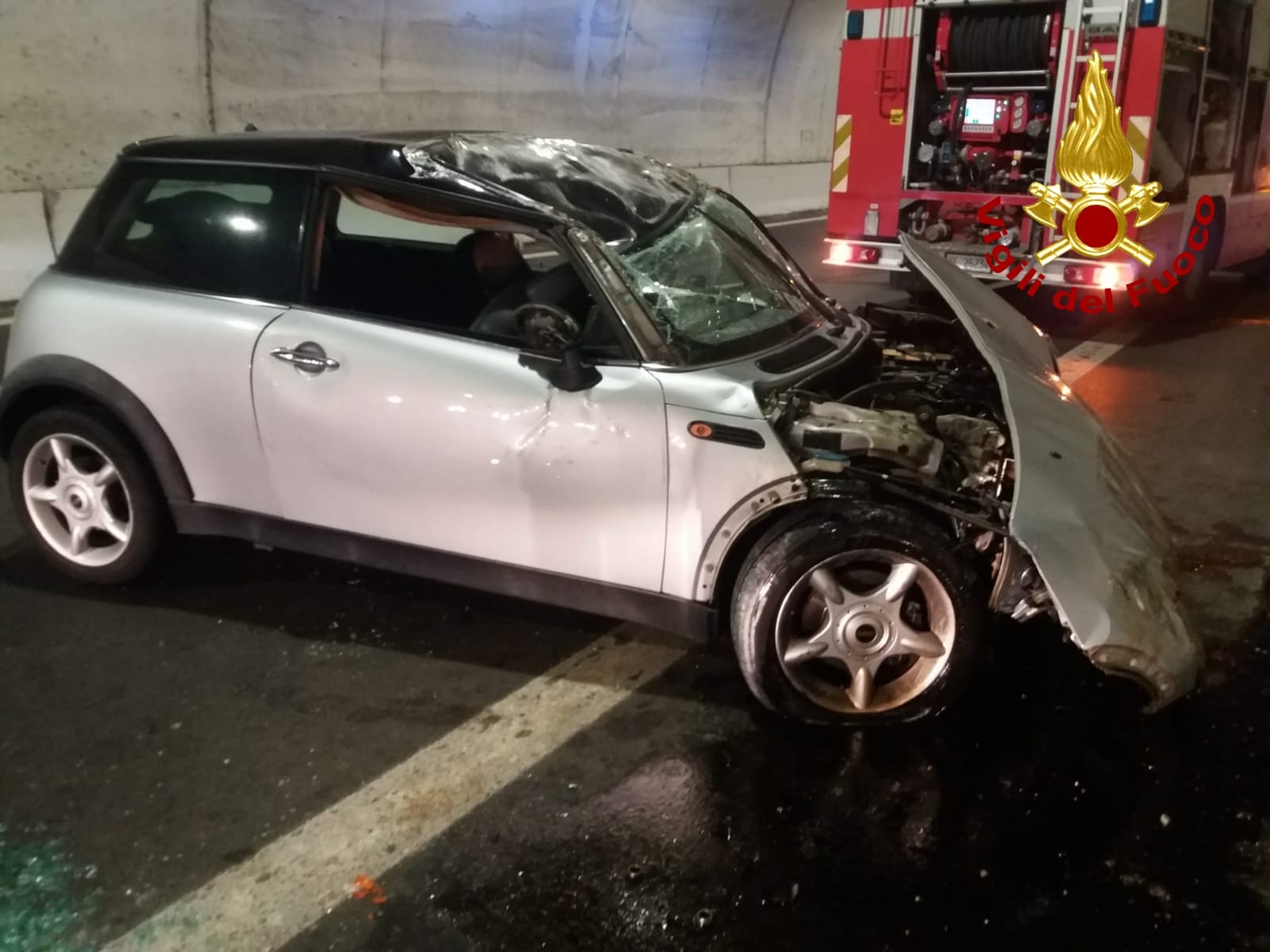 Incidente stradale. SS106 auto impatta contro il guardrail e si ribalta intervento dei Vvf