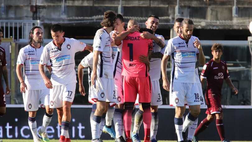 Calcio: Vince 5-1 a Livorno, Crotone a un passo dalla serie A
