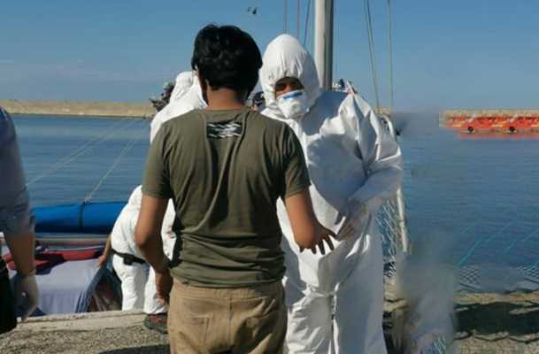 Migranti: due sbarchi in porto Crotone, fermati scafisti. Arrivate 129 persone, ora screening Covid