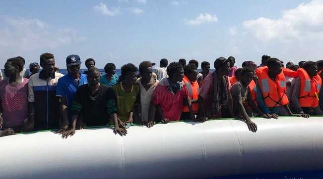 Due barche con 140 migranti in difficolta' in acque maltesi "stiamo morendo"