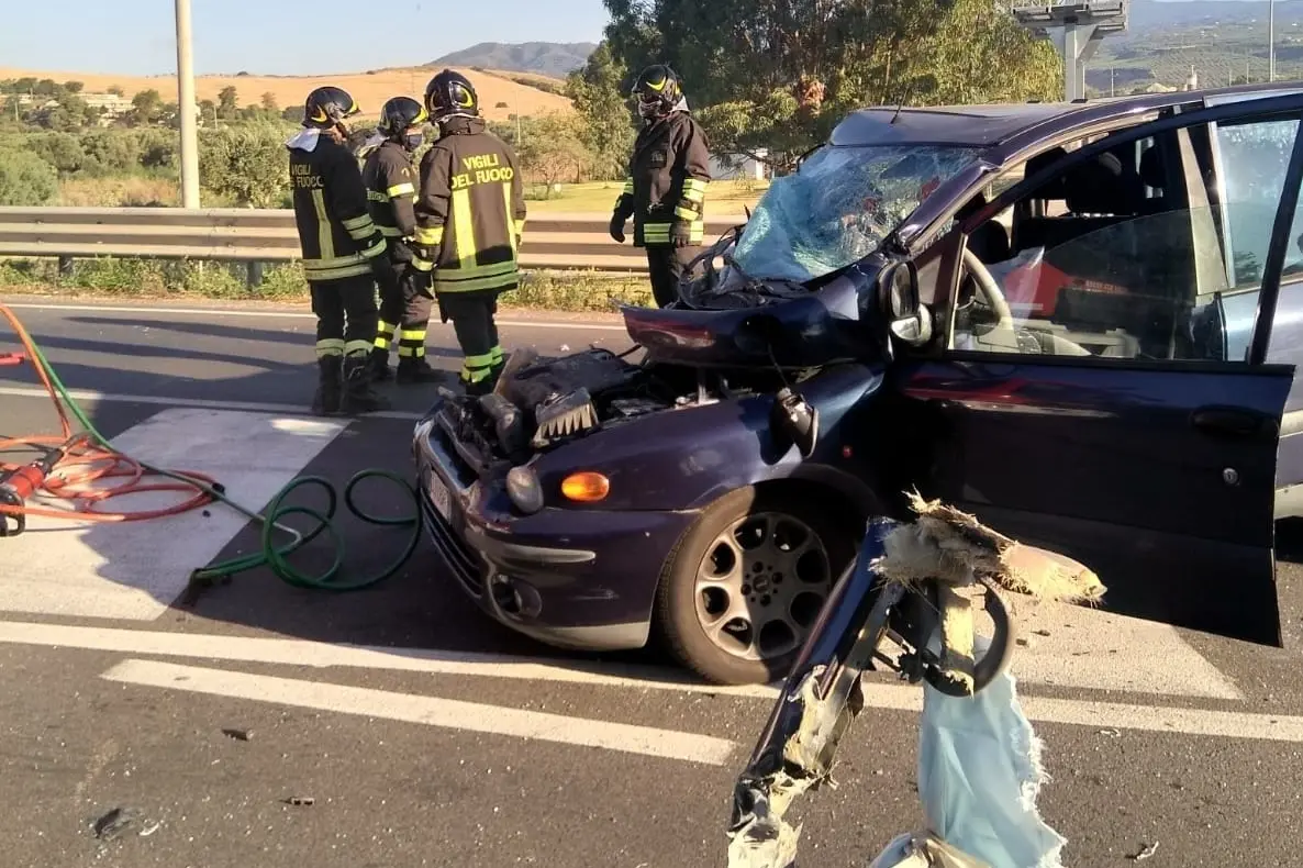 Cropani Marina, SS106. Incidenti stradali: drammatico scontro, un morto e feriti. Intervento dei Vvf