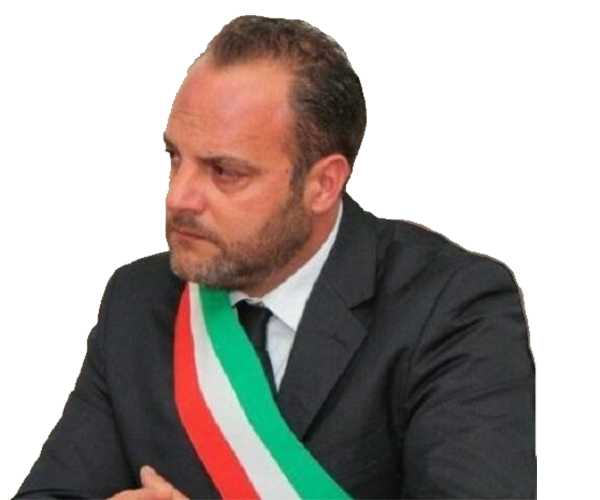 Soldi e lavori gratis, sindaco arrestato per concussione