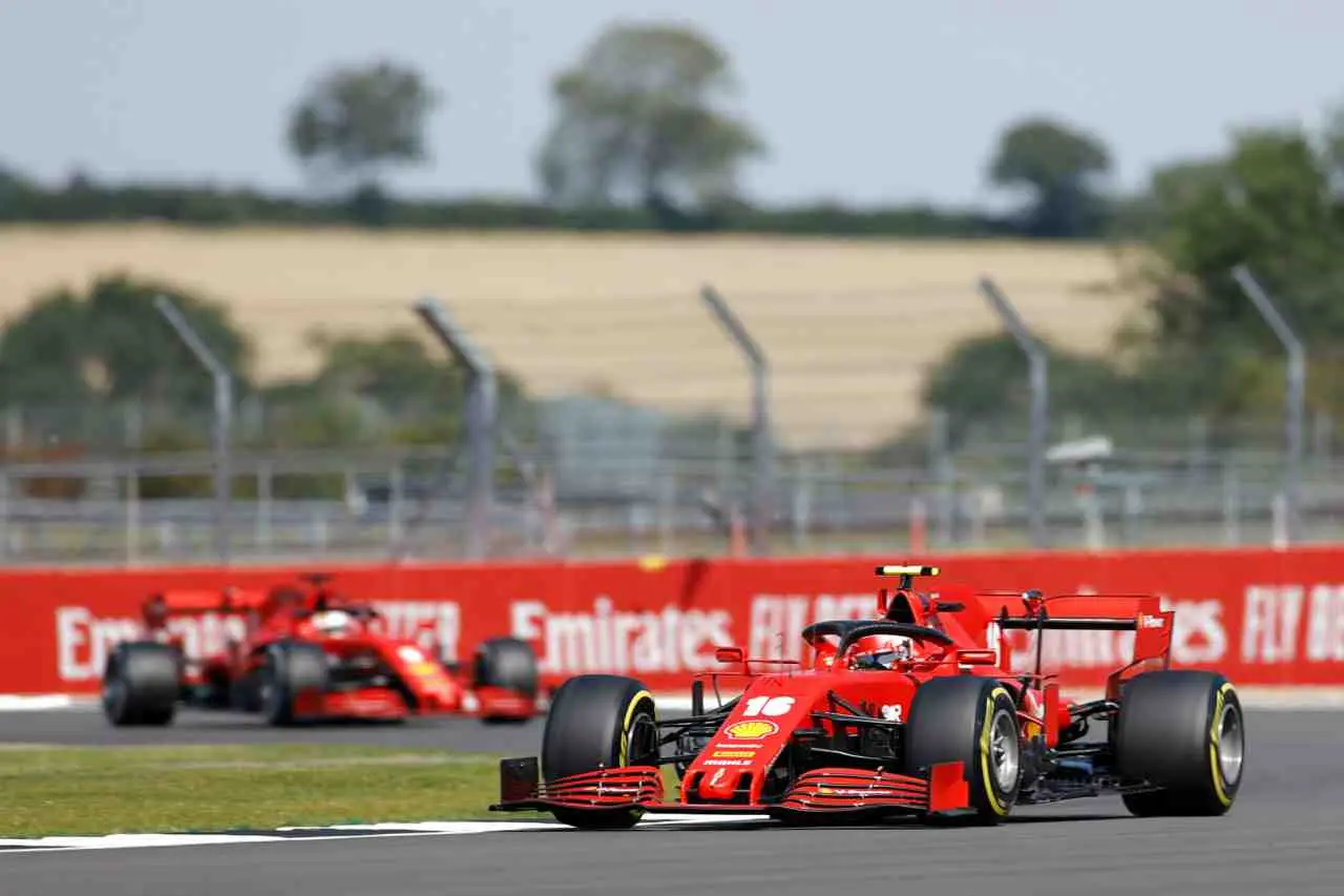 F1 Silverstone. Hamilton pole. Ferrari, Leclerc 4° Vettel 10°