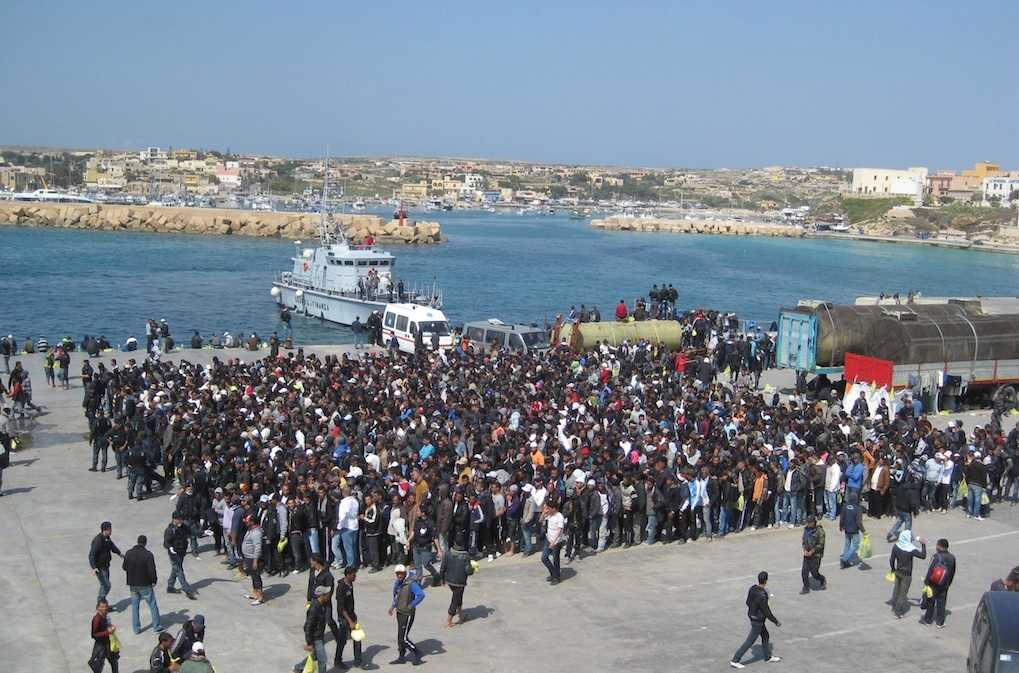 Sos Lampedusa, 'hotspot al collasso,lo chiudiamo' 'ferito Cc'