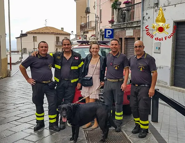 Avventura-Disavventura. Ragazza seguendo il navigatore con auto si è ritrovata in un dirupo