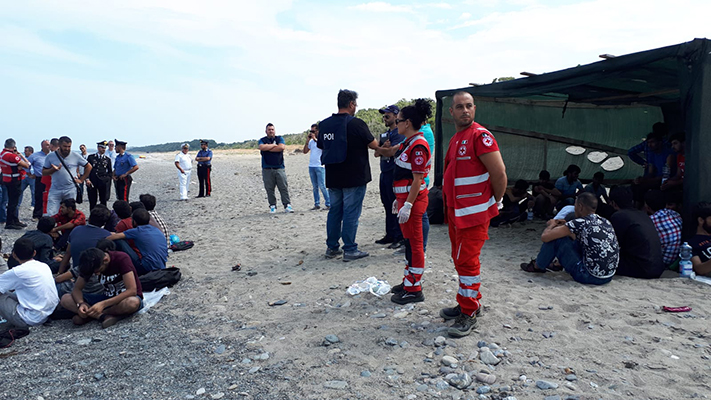 Migranti: in 60 nel crotonese, alcuni a riva a nuoto