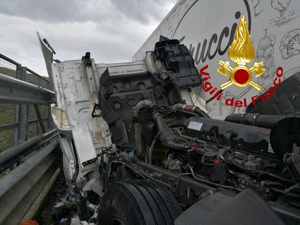 Cosenza. Incidente stradale su A2, autoarticolato si ribaltato sulla carreggiata, intervento dei Vvf