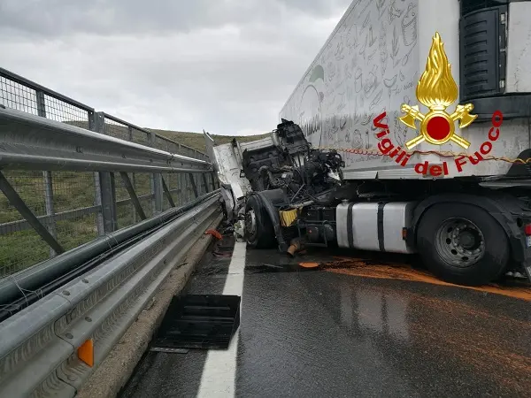 Cosenza. Incidente stradale su A2, autoarticolato si ribaltato sulla carreggiata, intervento dei Vvf