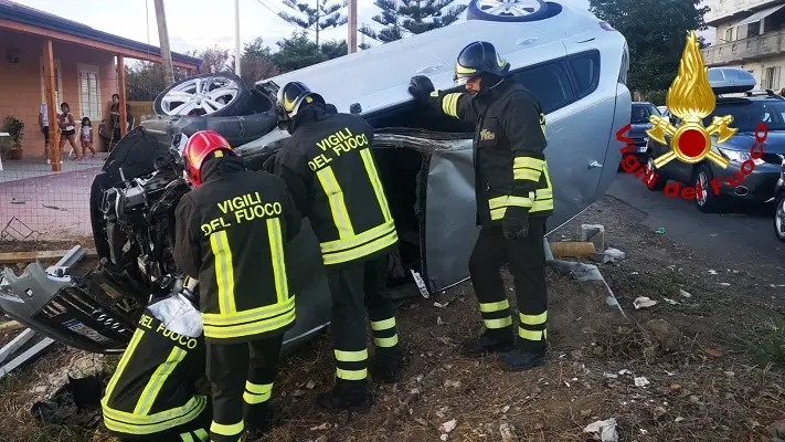 Capo Rizzuto. incidente Stradale sulla SP45, bilancio tre feriti, necessario l’intervento dei Vvf