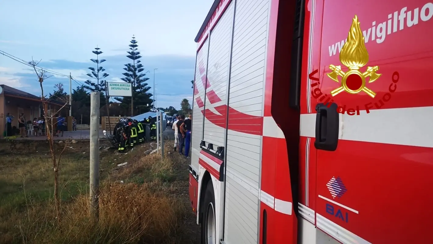 Capo Rizzuto. incidente Stradale sulla SP45, bilancio tre feriti, necessario l’intervento dei Vvf