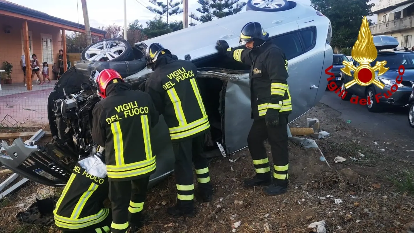 Capo Rizzuto. incidente Stradale sulla SP45, bilancio tre feriti, necessario l’intervento dei Vvf