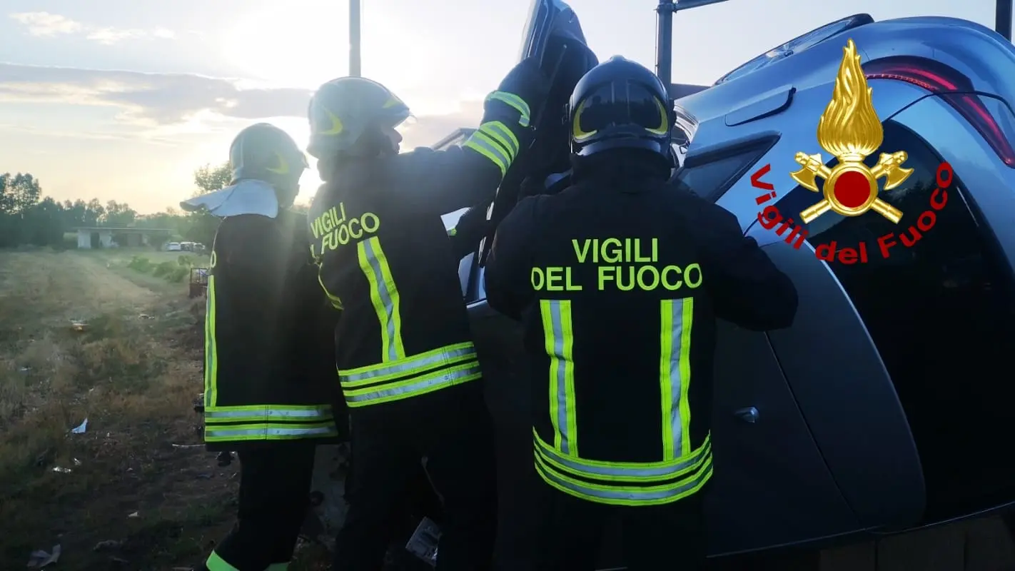 Capo Rizzuto. incidente Stradale sulla SP45, bilancio tre feriti, necessario l’intervento dei Vvf