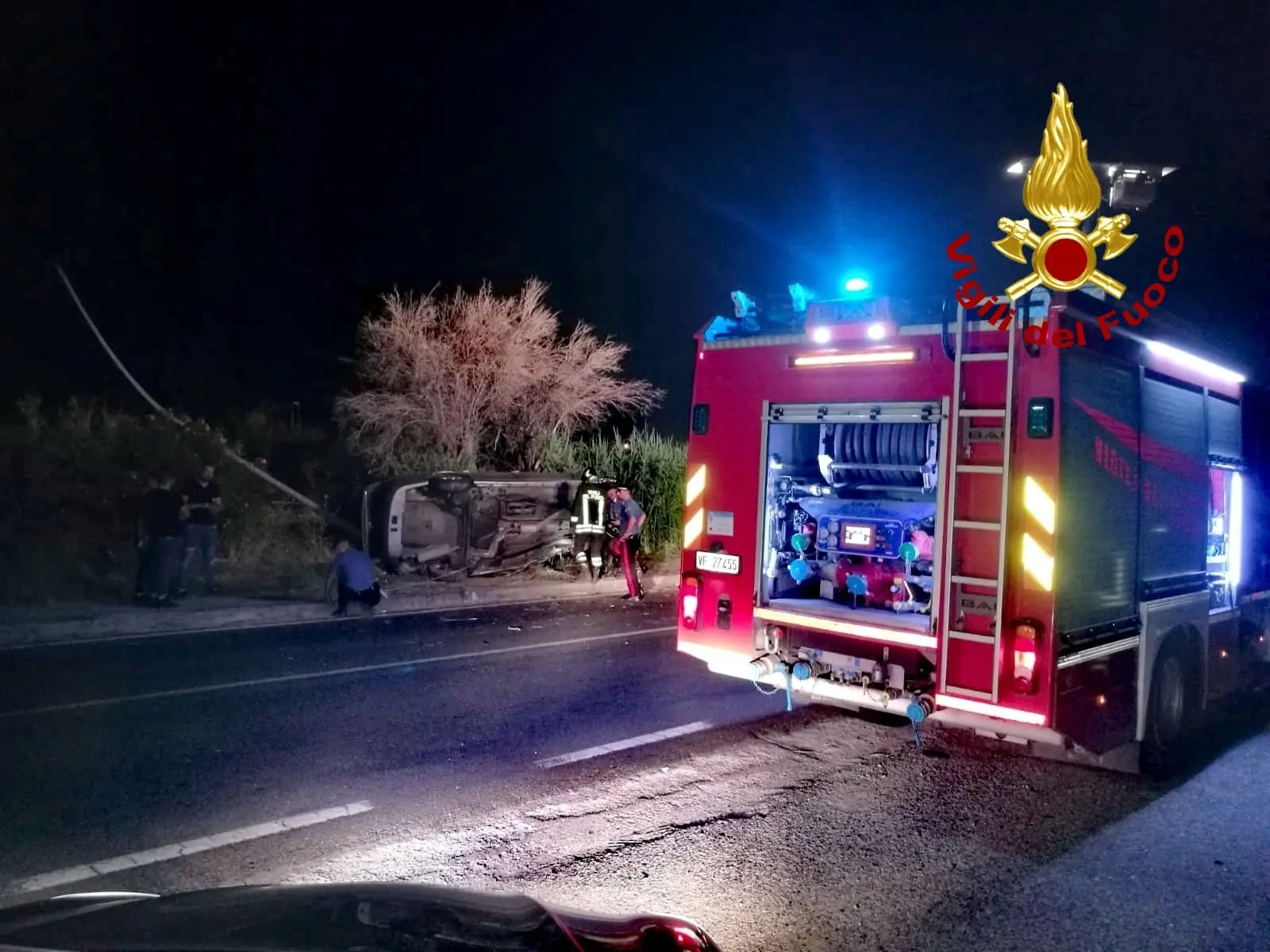 Incidente Stradale SS106 21enne impatta violentemente contro albero e palo, intervento dei Vvf