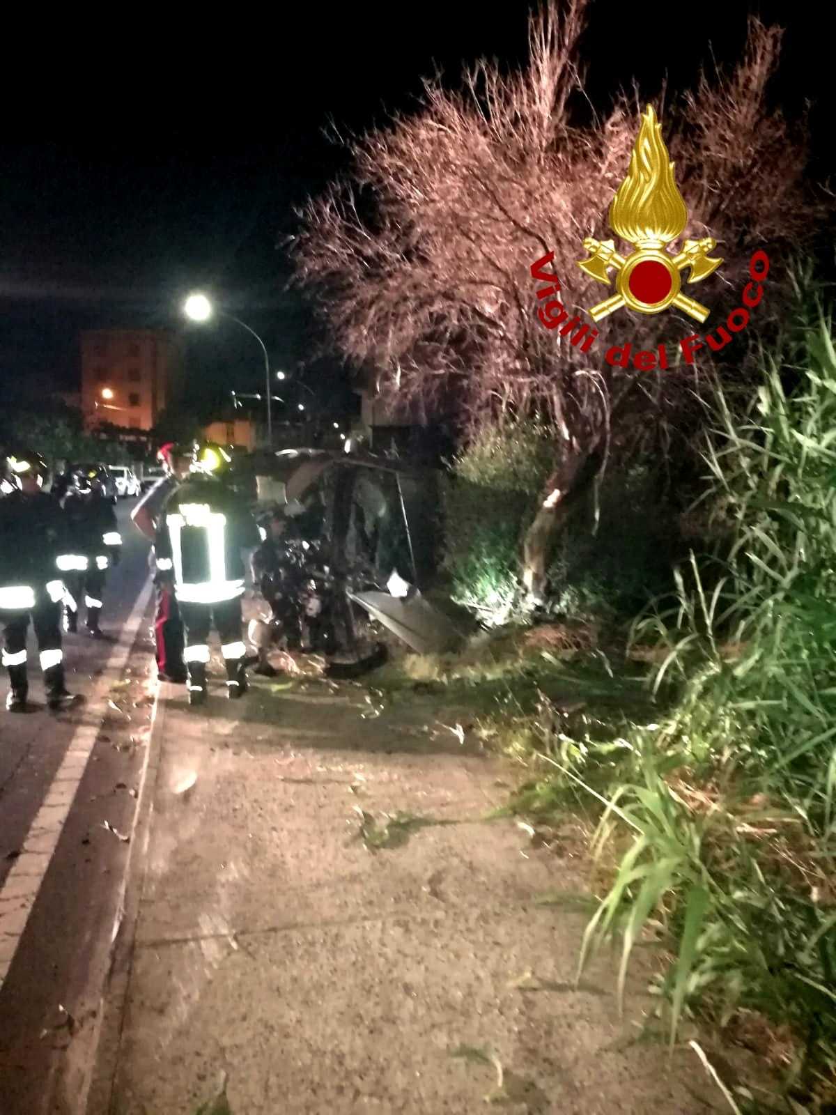 Incidente Stradale SS106 21enne impatta violentemente contro albero e palo, intervento dei Vvf