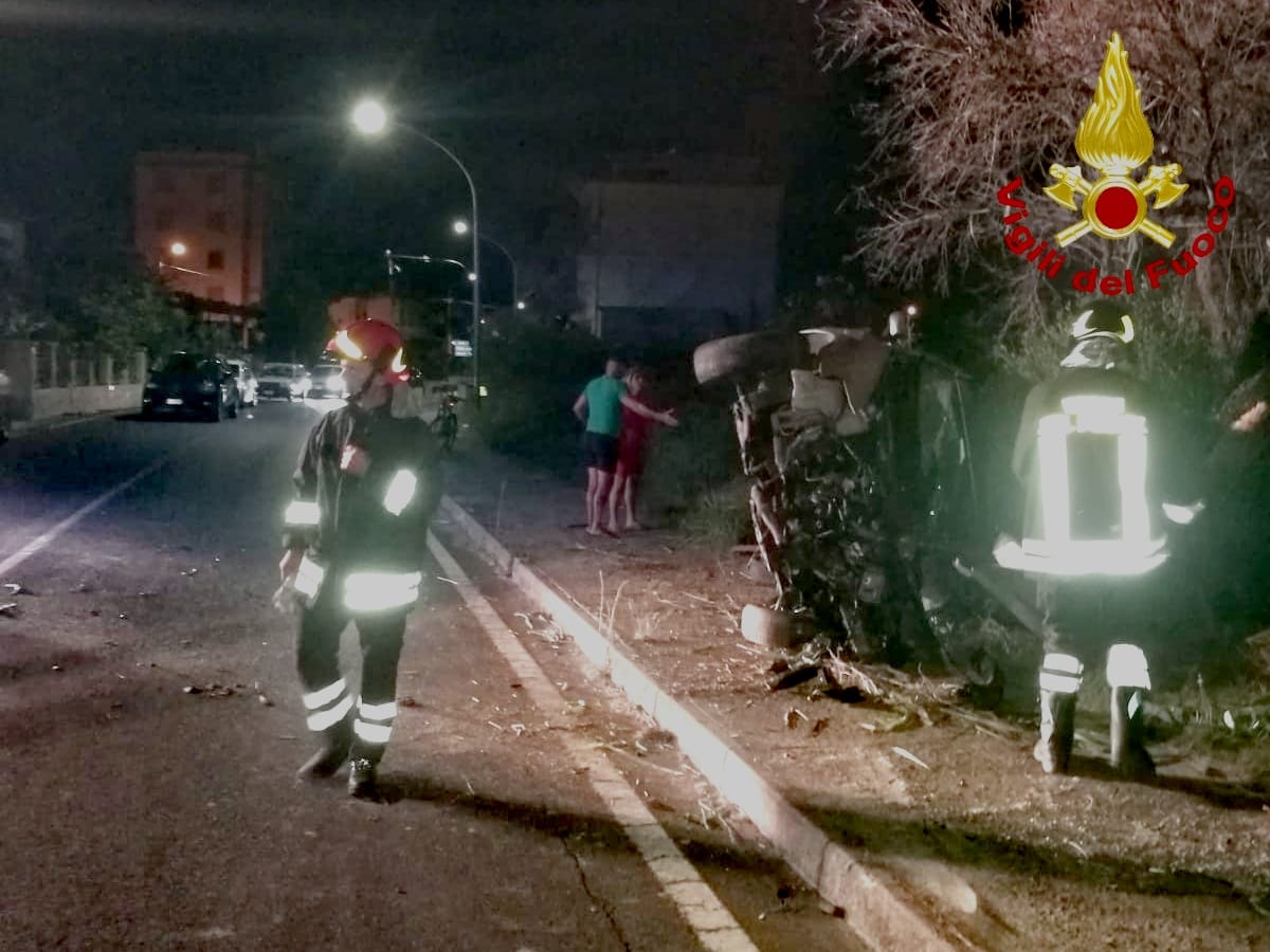 Incidente Stradale SS106 21enne impatta violentemente contro albero e palo, intervento dei Vvf