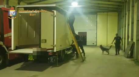 Droga: 52 kg in camion frigo dalla Calabria, arrestato 35enne