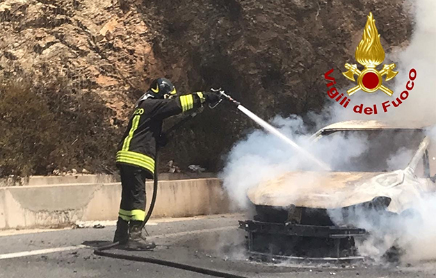 Sersale. Avventura disavventura a Valli Cupe, auto in fiamme di turisti. Intervento dei Vvf. Video