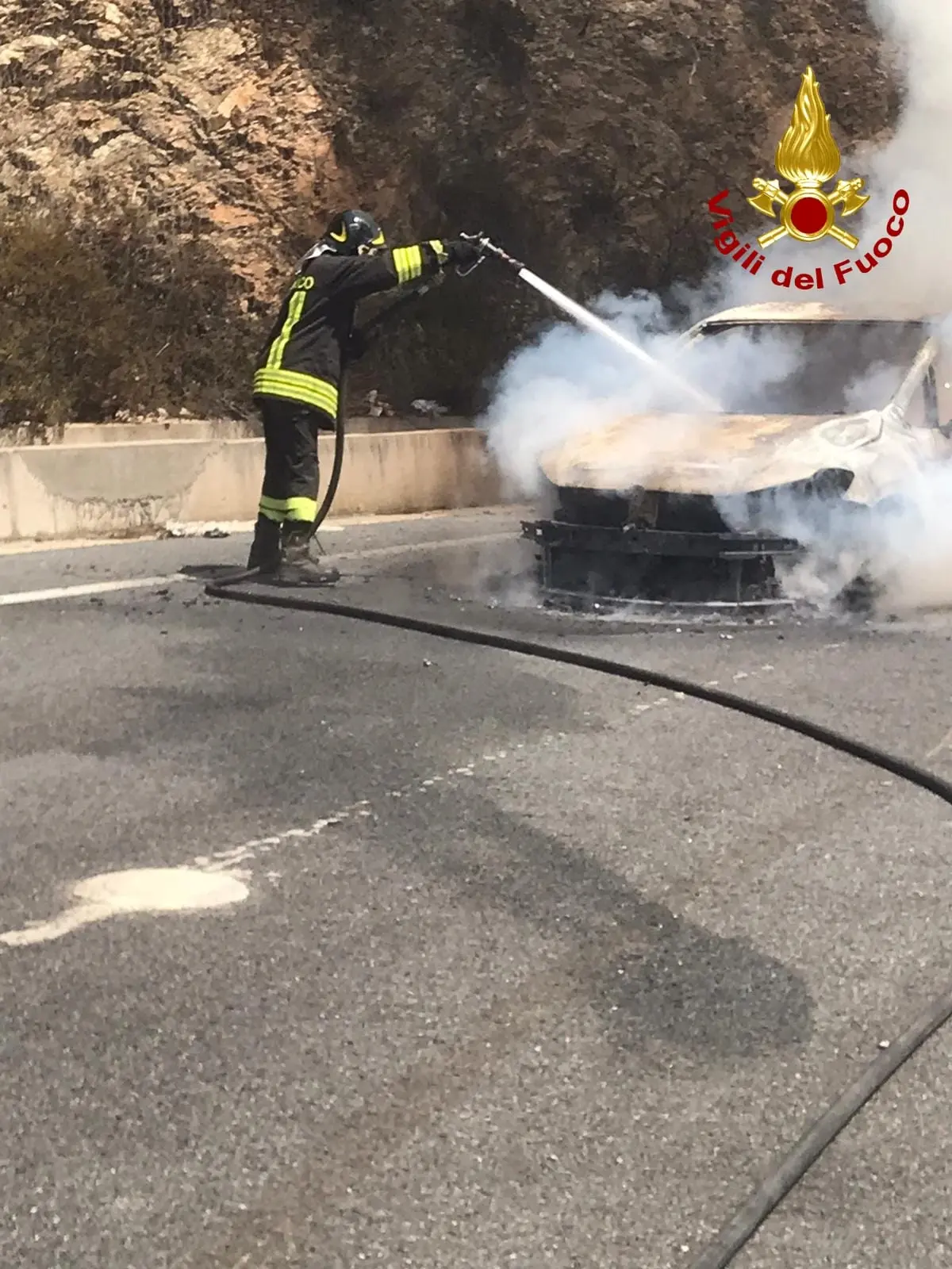Sersale. Avventura disavventura a Valli Cupe, auto in fiamme di turisti. Intervento dei Vvf. Video