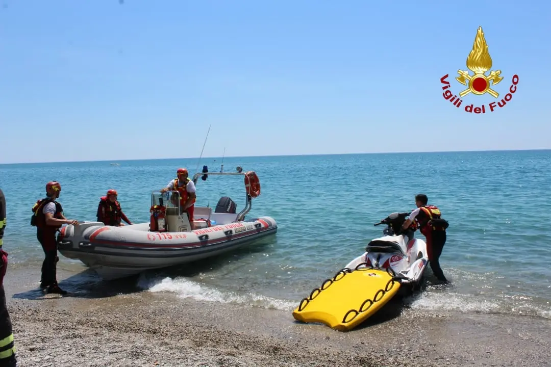 Avventura disavventura. Coppia su tavola da surf trascinata al largo da corrente. Intervento dei Vvf