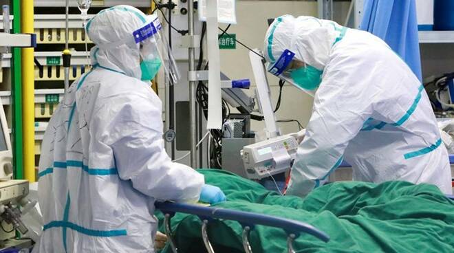 Positivo al Covid in locali, tamponi anche per giovani cosentini